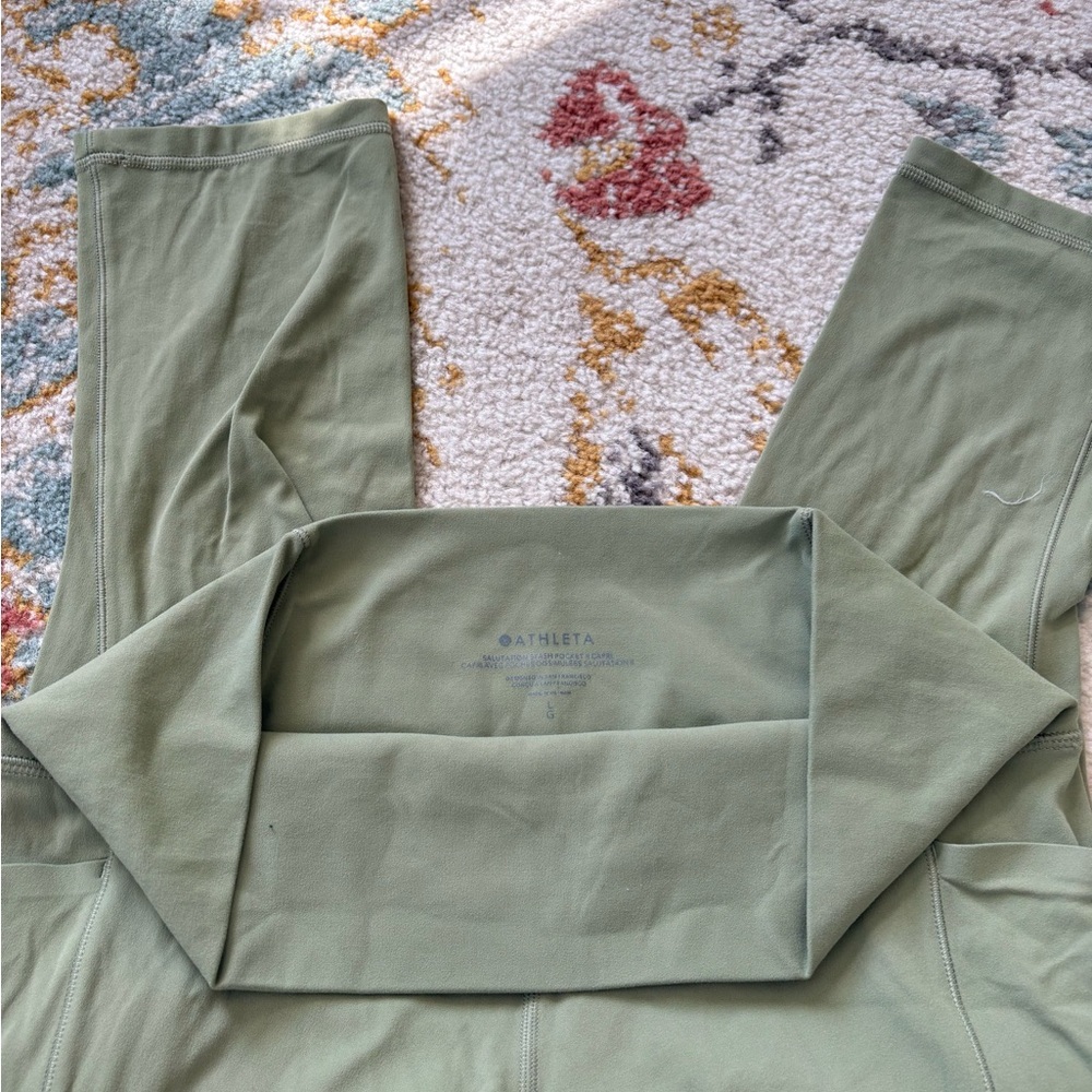 Athleta Women's Sage Green Salutation Stash Pocket Capri Leggings